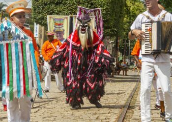 Folia de Reis (imagem Antonio Andrade - Wikimedia Commons - licença: https://creativecommons.org/licenses/by-sa/4.0/deed.en)