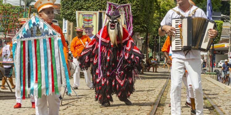 Folia de Reis (imagem Antonio Andrade - Wikimedia Commons - licença: https://creativecommons.org/licenses/by-sa/4.0/deed.en)