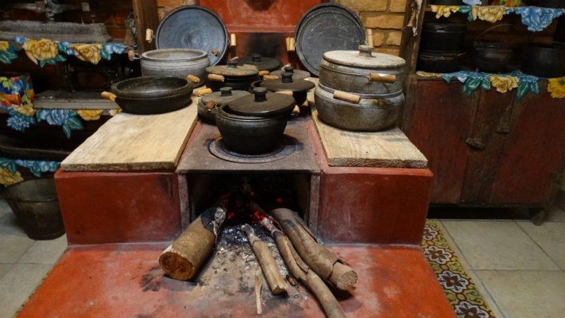 Panela de barro no fogão a lenha