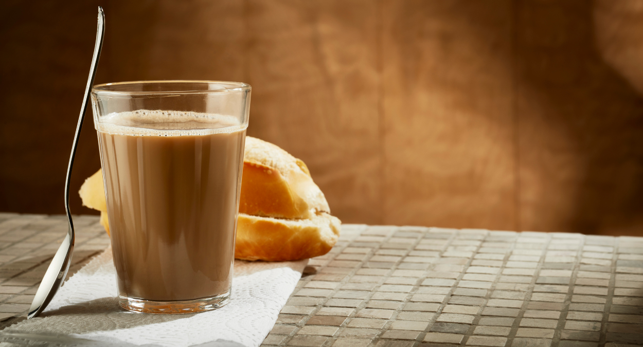 Café com leite (imagem: Canva)