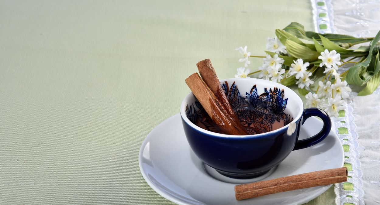 Chá de cravo e canela (imagem: Canva)