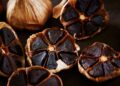 Dentes de alho negro (imagem: Canva)