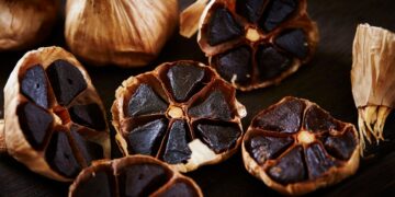 Dentes de alho negro (imagem: Canva)