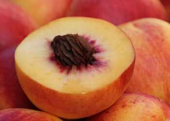 Pêssego com caroço (imagem: Camva)